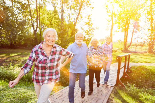 Gruppe Senioren in Bewegung im Sommer