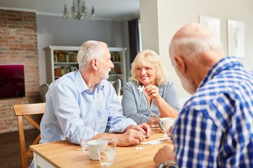 Senioren als Rentner beim Puzzle spielen