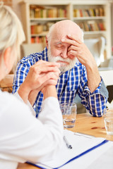 Deprimierter Senior wird von Hausärztin getröstet