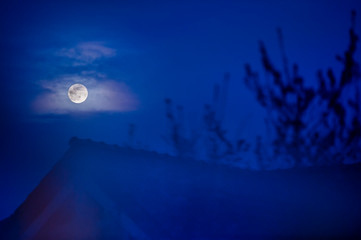 Mond auf dem Dach