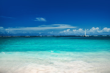 Fototapeta na wymiar Caribbean sea and boat on the shore, beautiful panoramic view