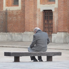 Depressione e solitudine - anziano in città