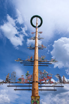 Maibaum in Seligenstadt vor blauem Himmel