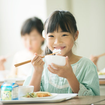 給食を食べる小学生