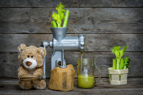 Teddy macht Selleriesaft mit einem Fleischwolf