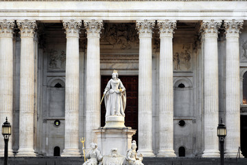 A statue of Queen Anne is installed in the forecourt outside the west front of St Paul's Cathedral, London, United Kingdom. © enrouteksm