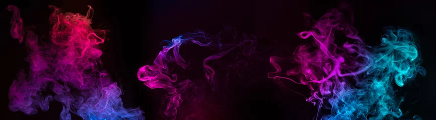 Fotobehang blauwe en paarse wervelingen van rook op zwarte achtergrond © popout
