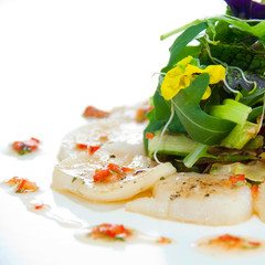 Jakobsmuscheln mit Limettendressing und Salat