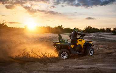 Fototapeta premium Racing powerful quad bike on the difficult sand in the summer.