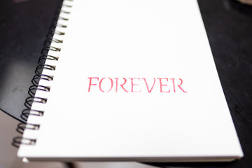 Message d'amour forever écrit en rose sur fond blanc