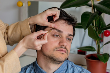 Obraz premium the young man plucked his eyebrows