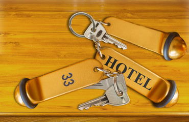 Clés d’hôtel sur table 