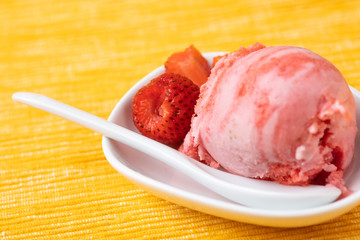 Selbstgemachte frische Kugel Erdbeereis