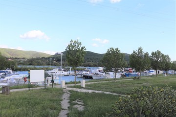 Port de plaisance fluvial du village de Cruas en Ardèche avec ses bâteaux en cale
