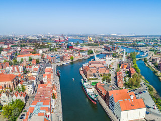 Fototapeta na wymiar Gdańsk z zlotu ptaka - Ołowianka i rzeka Motława widziane z powietrza.