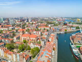 Fototapeta na wymiar Gdańsk - rzeka Motława i port turystyczny. Krajobraz Gdańska z lotu ptaka. 