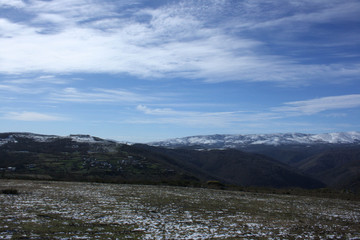 montañas nevadas pueblo