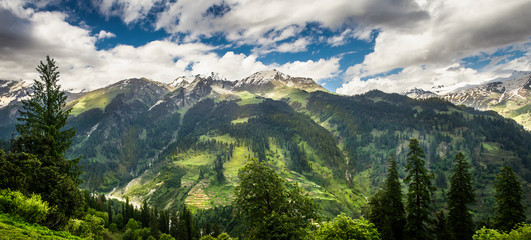 Fototapeta na wymiar Beautiful panoramic view of snow-clad Mountain range in Manali, Himachal Pradesh. India