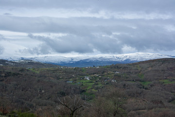 montañas nieve y pueblo