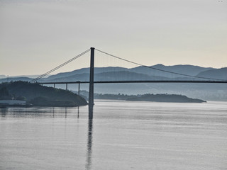Brücke vor Bergen