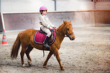 magnifique jeune fille sur son poney