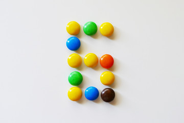カラフルなチョコレートを並べて作った「６」