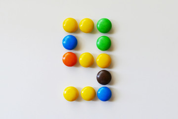 カラフルなチョコレートを並べて作った「９」