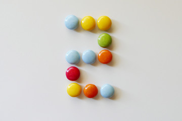 カラフルなチョコを並べて作った「２」