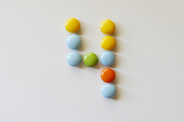 カラフルなチョコを並べて作った「４」