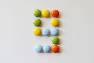 カラフルなチョコを並べて作った「９」