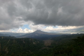 Obraz premium Heavy clouds and scorched plain near Batur volcano on Bali island, Indonesia,