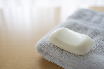 Fototapeta na wymiar Weiße Seife auf Handtuch