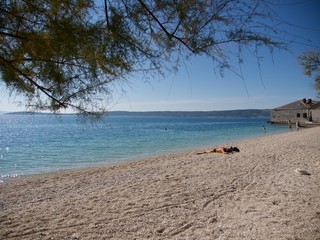 Fototapeta na wymiar Der Strand von Kastel Stari bei Split in Dalmatien ist ab Mitte September ein Traum, viel Raum zum Ausbreiten, wenig Ablenkung und ganz viel Sonne und Meer nur für sich alleine