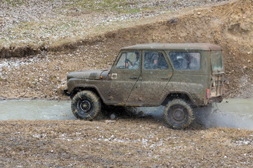  Rally on Russian SUVs in the mud in winter, Trapped all-terrain vehicle pulled out of the river