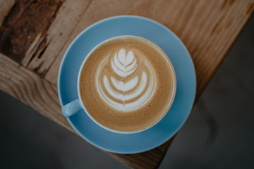 Dibujo Latte art en una taza de cafe con leche  - obrazy, fototapety, plakaty