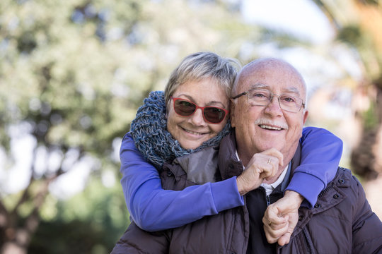 bellissima coppia di anziani, sorride al parco