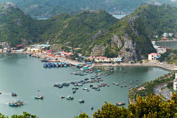 Fototapeta premium Panoramiczny widok Zatoka Halong Wyspy Cat Ba góry Morze Południowochińskie Wietnam. Witryna Azja