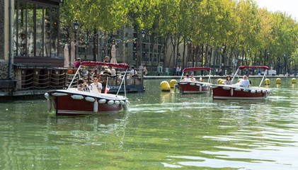 Bootsverleih auf dem Canal Saint Martin in Paris