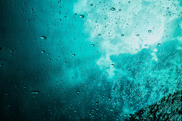 Gotas de lluvia encima del cristal