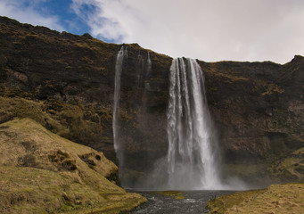 Der Seljalandsfoss Wasserfall von vorne mit Wiese