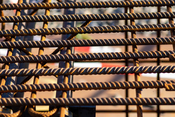 Rostige Stangen bilden einen Eisenkäfig als Kern für Stahlbeton auf einer Baustelle