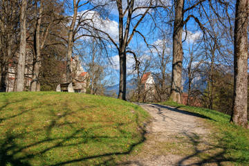 Fototapeta na wymiar Parkanlage am Hohen Schloss in Füssen Bayern Deutschland