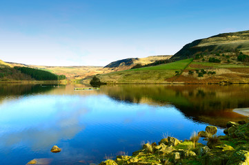 Obraz premium Dovestone Reservoir in the winter sunshine