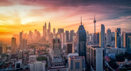 Fotobehang Stadsgezicht van de skyline van de stad Kuala Lumpur met zwembad op het dak van het hotel bij zonsopgang in Maleisië. © nuttawutnuy