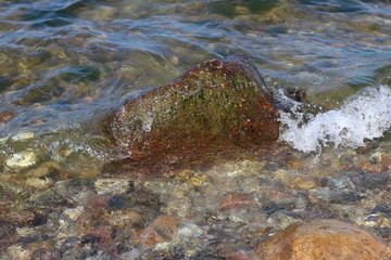 Hintergrund mit kleinem Fels in der leichten Meeresbrandung, Raum für Text