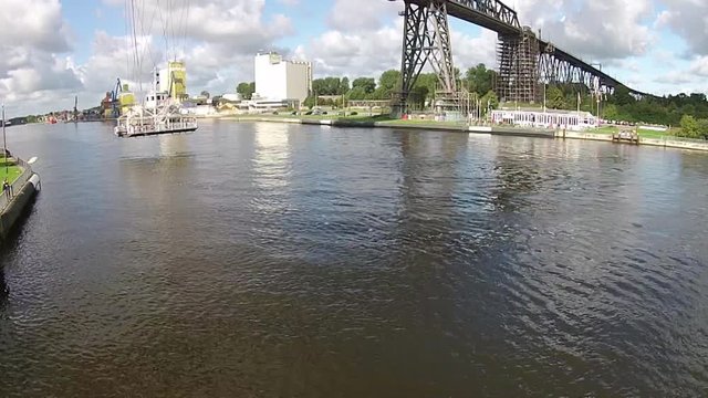 Luftaufnahme Hochbr&uuml;cke und Schwebef&auml;hre Rendsburg mit Schiff