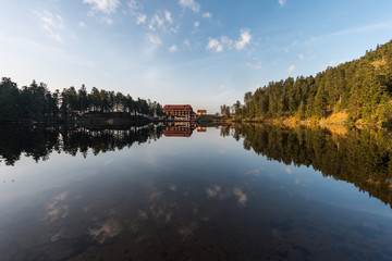 Obraz premium Mummelsee Schwarzwald blauer Himmel mit Spiegelung im Wasser am morgen