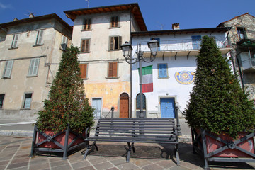 Fototapeta na wymiar vecchi palazzi a riva di solto in italia, old buildings in riva di solto village in italy 