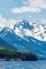 Obraz premium Mountain Lake with Blue Sky in British Columbia, Canada.