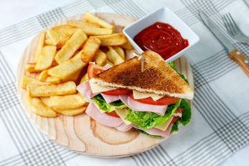 Vegetable sandwich with ham and cheese